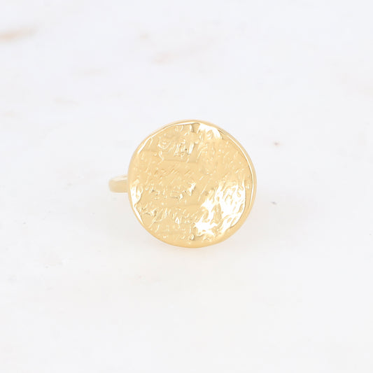 Bague avec pièce martelée et reliefée