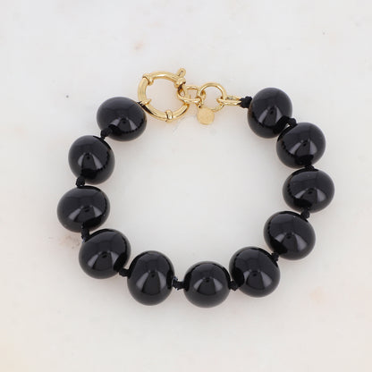 Bracelet avec perles en résine et fils