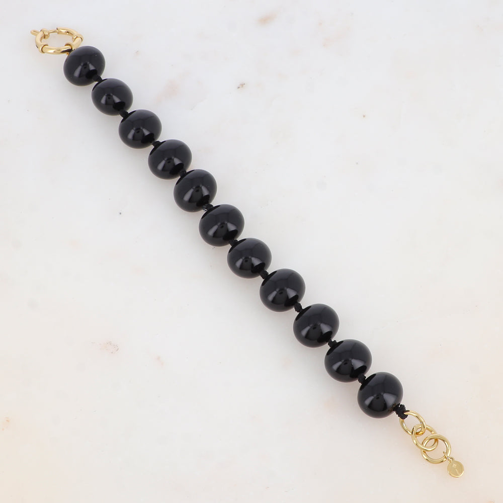 Bracelet avec perles en résine et fils