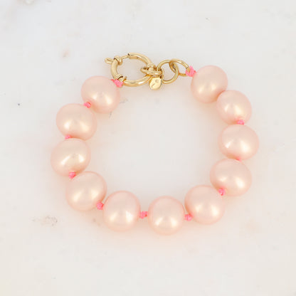 Bracelet avec perles en résine et fils