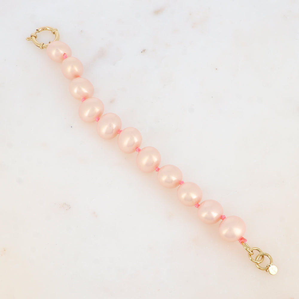 Bracelet avec perles en résine et fils