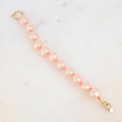 Bracelet avec perles en résine et fils