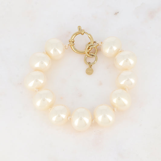 Bracelet avec perles en résine et fils