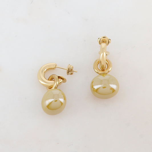 Créoles à puce avec perle métallique 1,5 x 3 cm