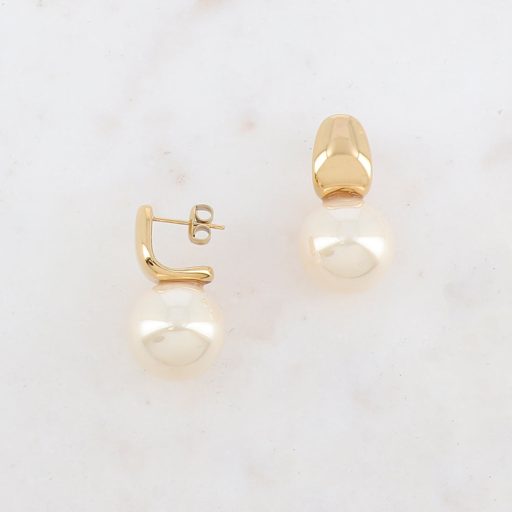 B.O à puce avec perle en résine nacrée 1,5 x 2,9 cm.