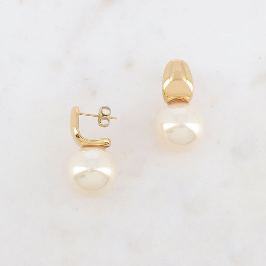 B.O à puce avec perle en résine nacrée 1,5 x 2,9 cm.