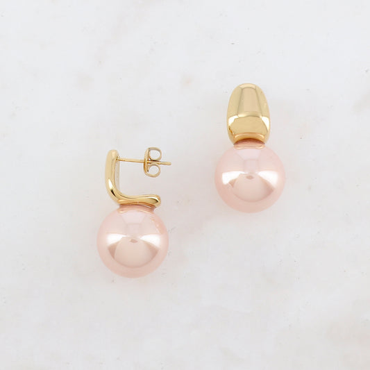 B.O à puce avec perle en résine nacrée 1,5 x 2,9 cm.