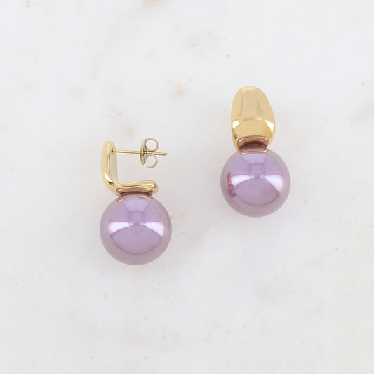 B.O à puce avec perle en résine nacrée 1,5 x 2,9 cm.