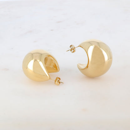 Créoles à puce bombées avec effet miroir et lisse Diamètre : 3 cm.