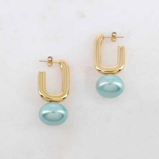 Créoles à puce en forme géométrique avec perle en résine nacrée 1,9 x 4 cm