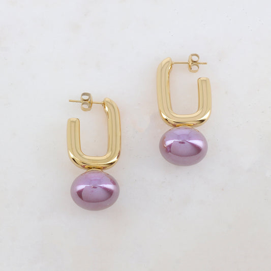 Créoles à puce en forme géométrique avec perle en résine nacrée 1,9 x 4 cm