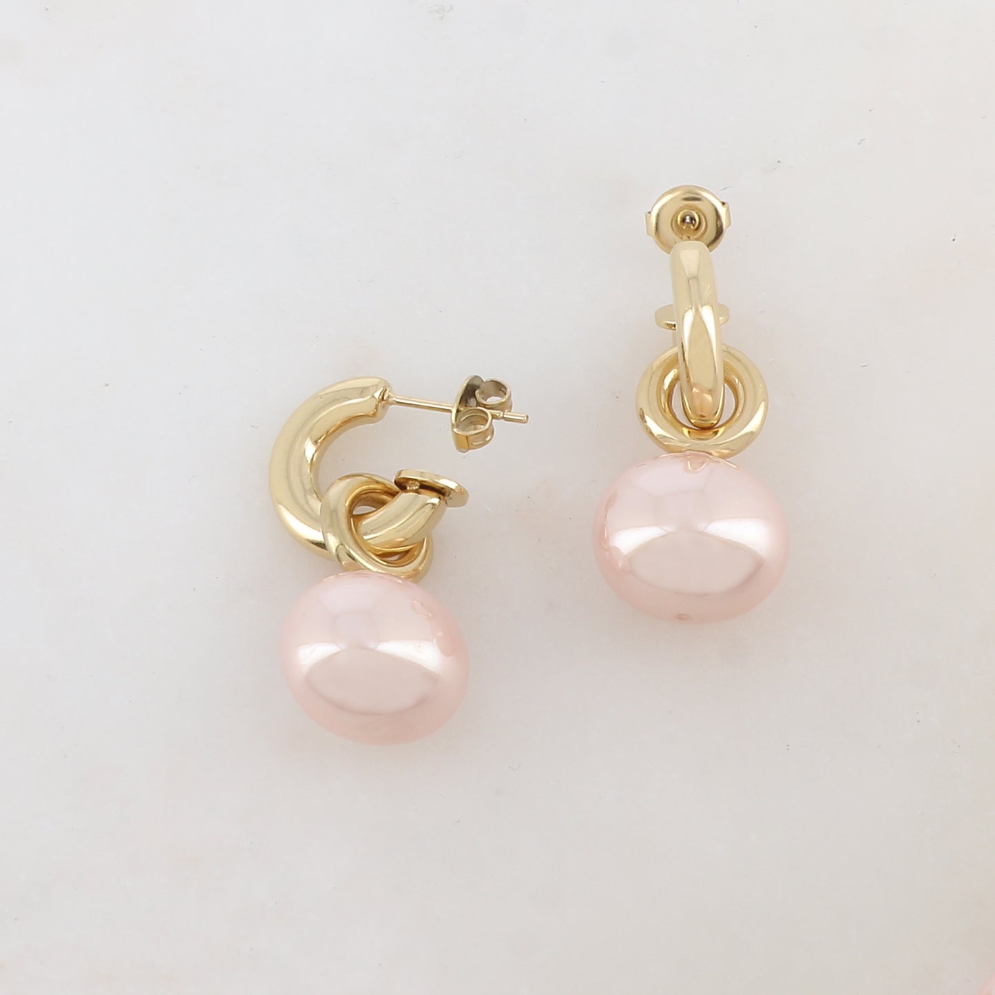 Créoles à puce avec perle en résine nacrée 1,5 x 3 cm