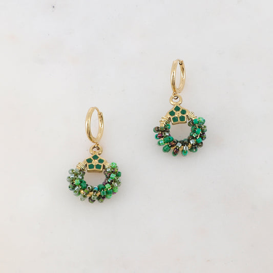 Créoles avec anneau, perles, étoile et émail 1,6 x 3,2 cm.