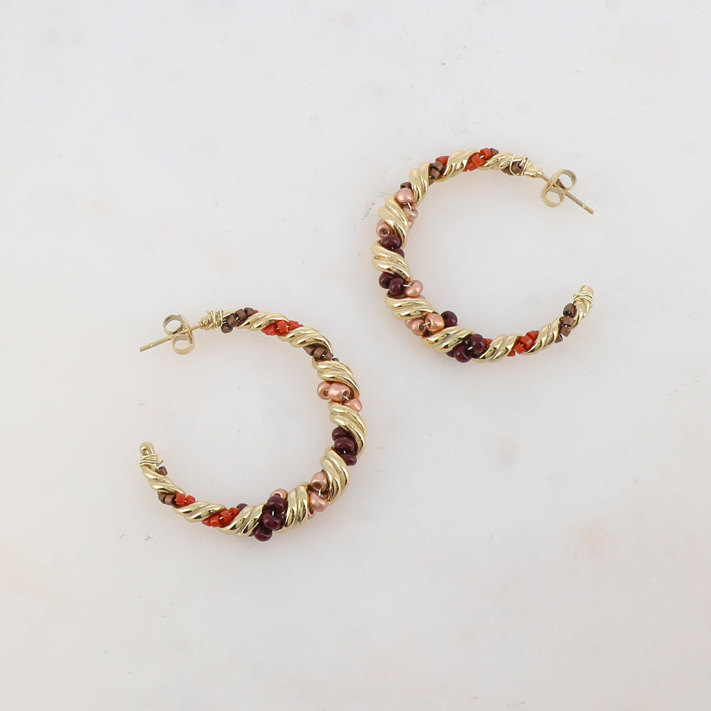 Créoles à puce torsadées avec perles en pâtes de verre et perles de rocaille 3,6 x 3,8 cm.