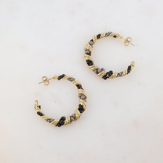 Créoles à puce torsadées avec perles en pâtes de verre et perles de rocaille 3,6 x 3,8 cm.