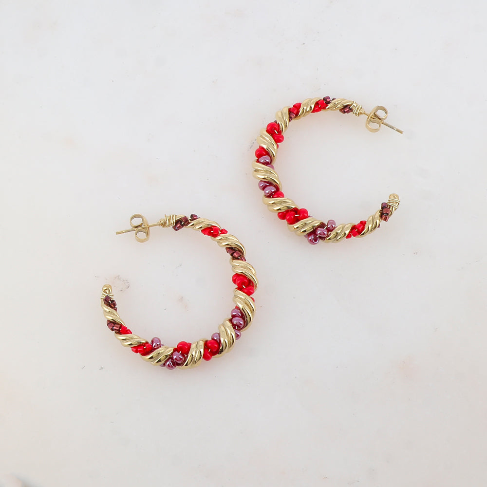 Créoles à puce torsadées avec perles en pâtes de verre et perles de rocaille 3,6 x 3,8 cm.