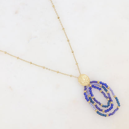 Collier avec pièce martelée ovale, perles de rocaille et pâtes de verre (55+5CM)