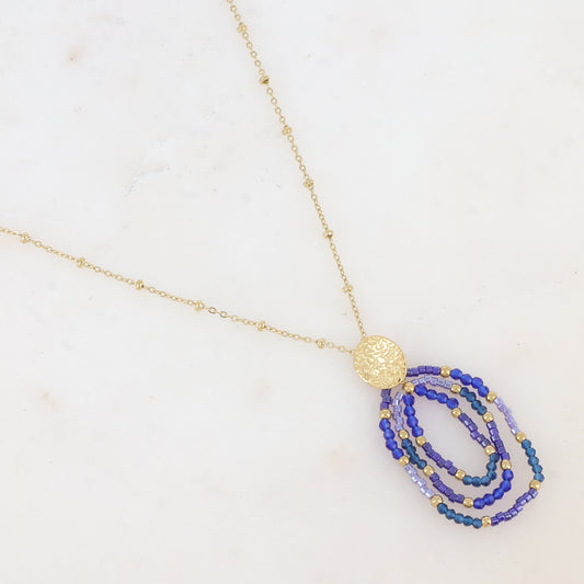 Collier avec pièce martelée ovale, perles de rocaille et pâtes de verre (55+5CM)