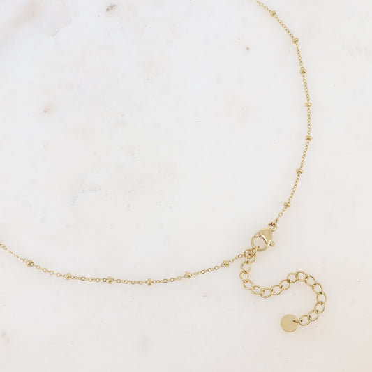 Collier avec pièce martelée ovale, perles de rocaille et pâtes de verre (55+5CM)
