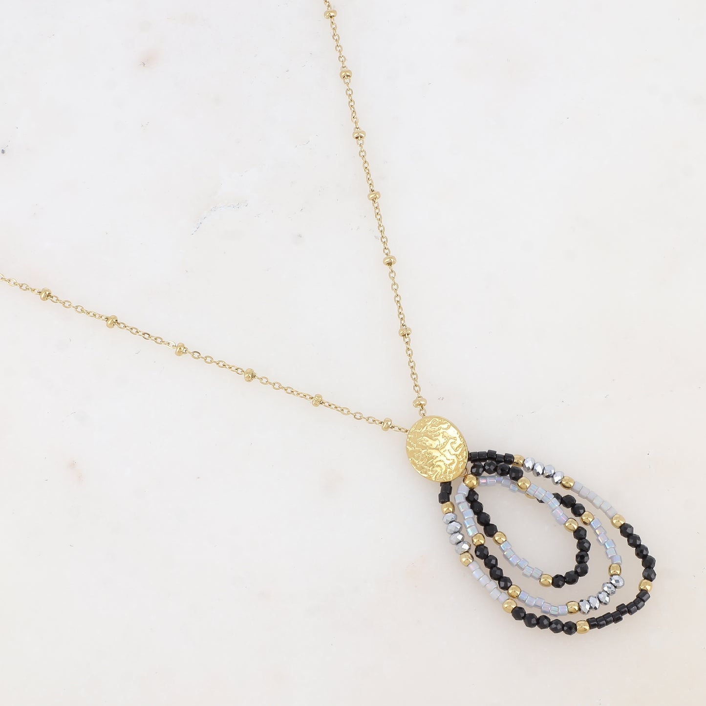 Collier avec pièce martelée ovale, perles de rocaille et pâtes de verre (55+5CM)