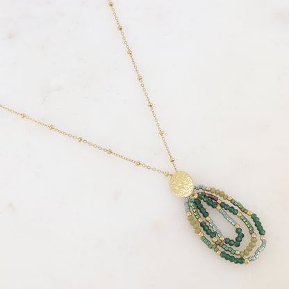 Collier avec pièce martelée ovale, perles de rocaille et pâtes de verre (55+5CM)