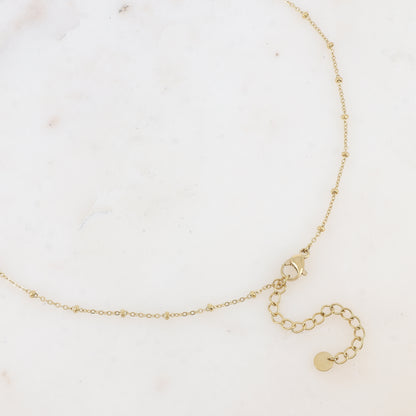 Collier avec pièce martelée ovale, perles de rocaille et pâtes de verre (55+5CM)
