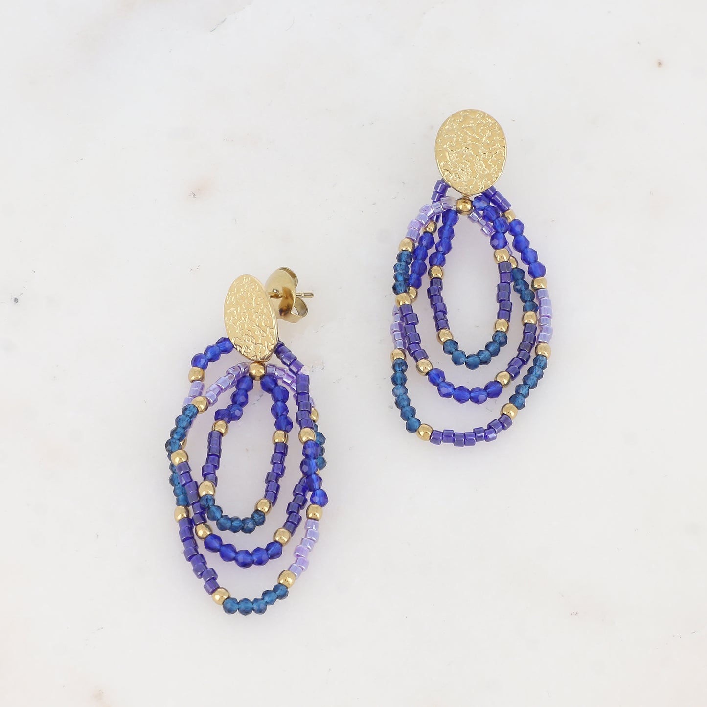 B.O à puce avec pièce martelée ovale, perles de rocaille et pâtes de verre 1,5 x 4,6 CM