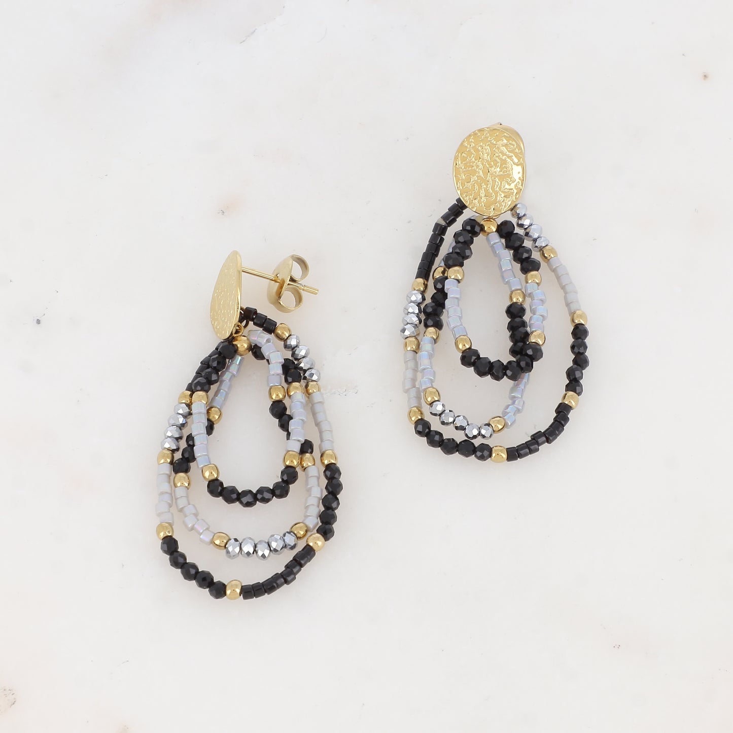 B.O à puce avec pièce martelée ovale, perles de rocaille et pâtes de verre 1,5 x 4,6 CM