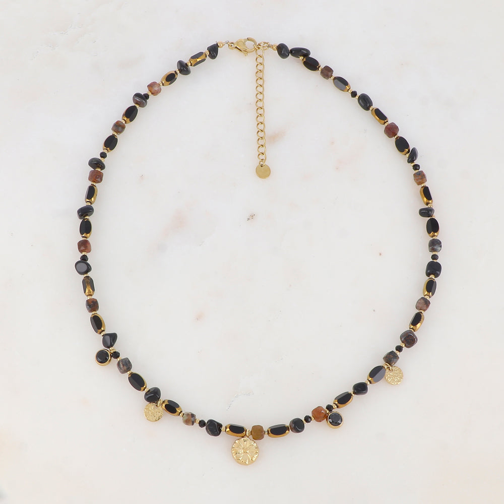 Collier avec pierre naturelle, perles émaillées, pastilles martelées, fleur et zirconium (39+5CM)