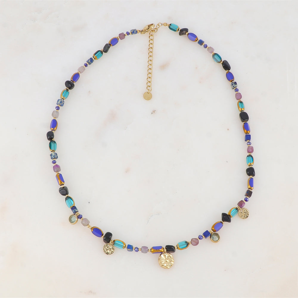 Collier avec pierre naturelle, perles émaillées, pastilles martelées, fleur et zirconium (39+5CM)