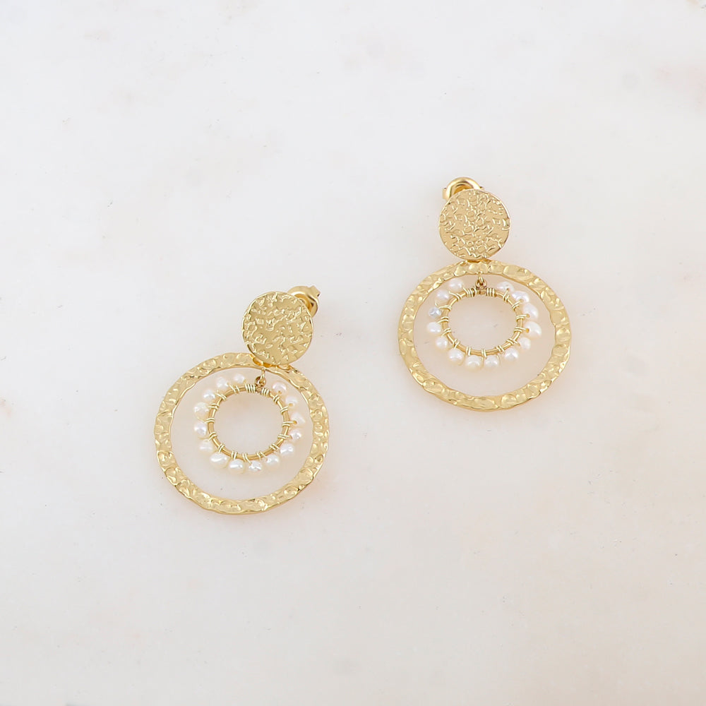 B.O à puce avec pièce ronde martelée, anneau martelé, anneau lisse avec perles d'eau douce 2,8 x 4 cm.
