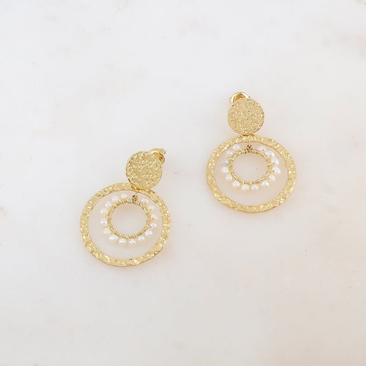 B.O à puce avec pièce ronde martelée, anneau martelé, anneau lisse avec perles d'eau douce 2,8 x 4 cm.