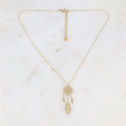 Collier avec pièce ronde ajourée de façon rosace et 3 pampilles plumes (40+5CM)