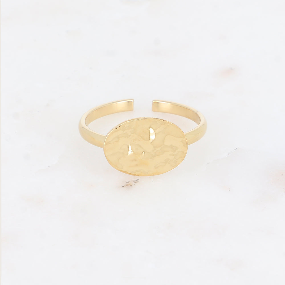 Bague avec pièce ovale martelée