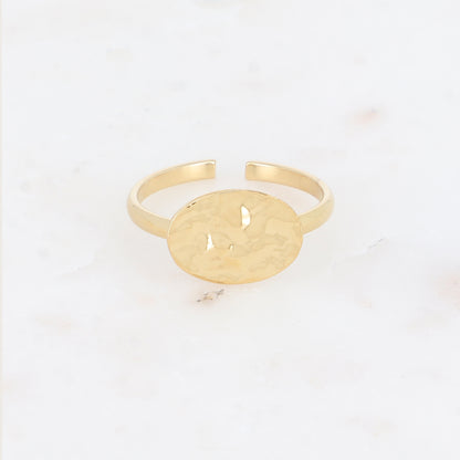 Bague avec pièce ovale martelée