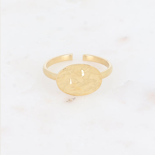 Bague avec pièce ovale martelée