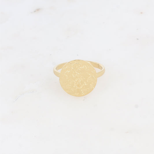 Bague avec pièce ronde martelée