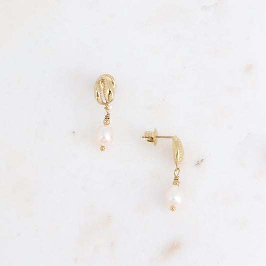 Boucles pendantes - cauri et perle d'eau douce 7x26 mm