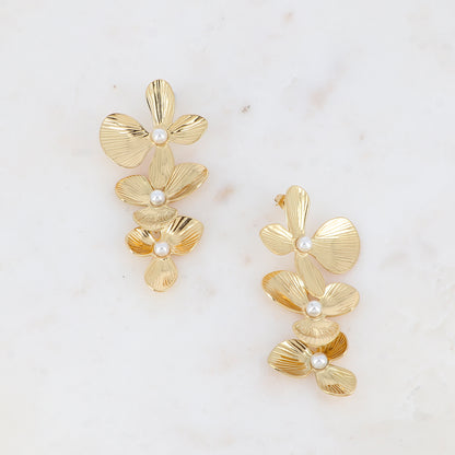 Boucles pendantes - 3 fleurs texturées et perles de résine blanche 34x73 mm
