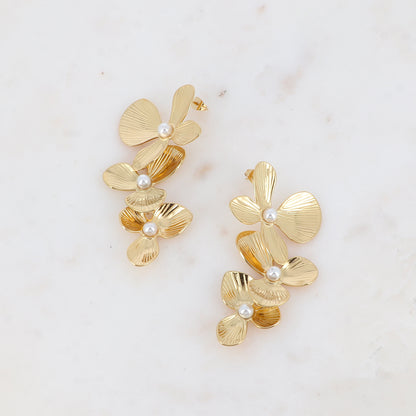 Boucles pendantes - 3 fleurs texturées et perles de résine blanche 34x73 mm