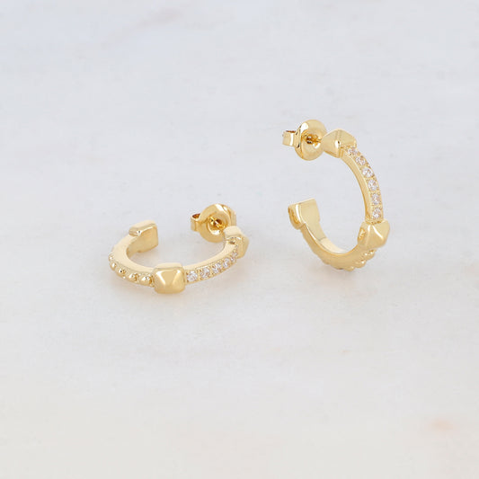Créoles à puce rondes avec 6 strass Diamètre : 1,9 cm.