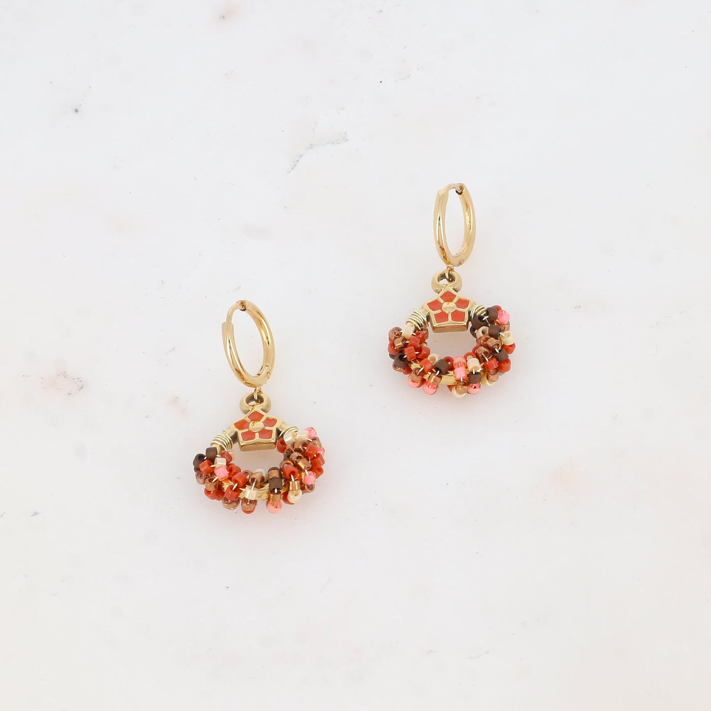 Créoles avec anneau, perles, étoile et émail 1,6 x 3,2 cm.