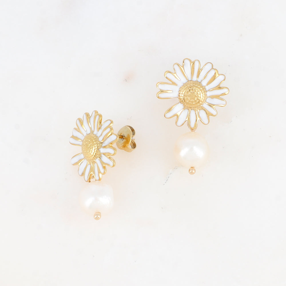 B.O à puce avec fleur de marguerite émaillée et perle d'eau douce 1,8 x 3 cm.