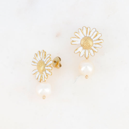 B.O à puce avec fleur de marguerite émaillée et perle d'eau douce 1,8 x 3 cm.