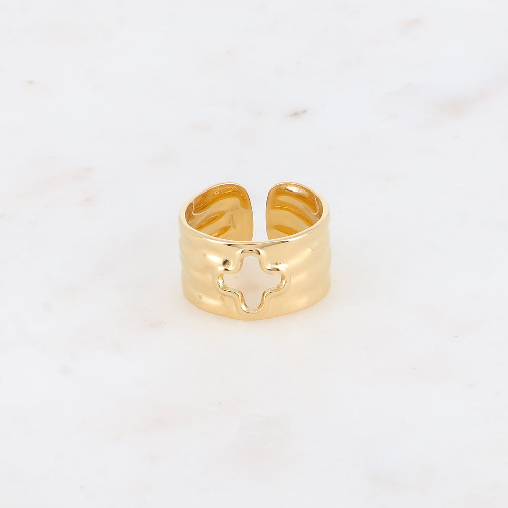 Bague - anneau martelé avec trèfle ajouré