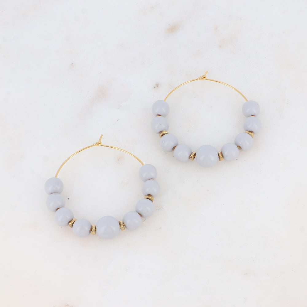 Créoles avec 9 perles en résine Diamètre : 4,5 cm.