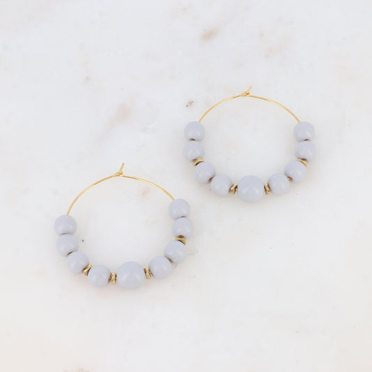 Créoles avec 9 perles en résine Diamètre : 4,5 cm.