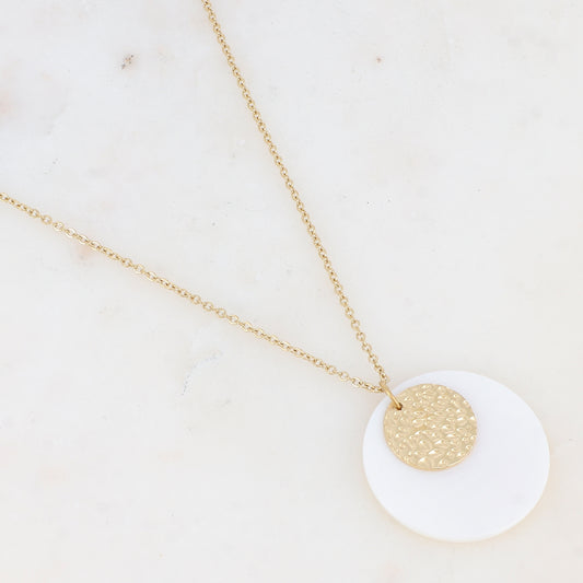 Collier avec pièce ronde martelée et nacre (45+5CM)