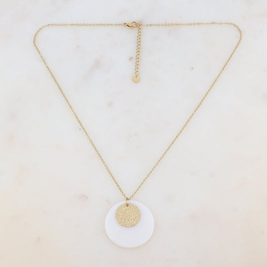 Collier avec pièce ronde martelée et nacre (45+5CM)