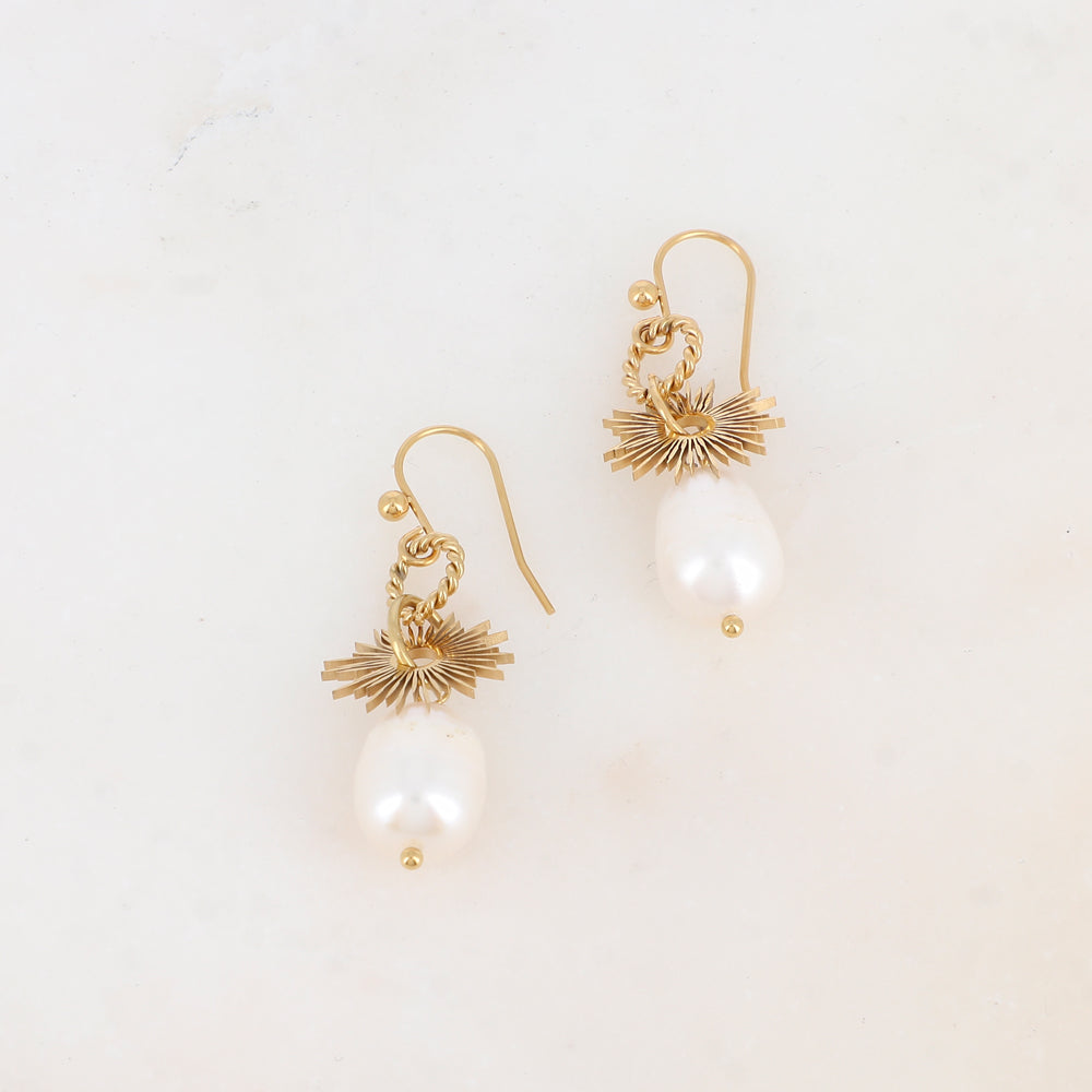 B.O à crochet avec perle d'eau douce et pampille soleil 1,5 x 4,1 cm.